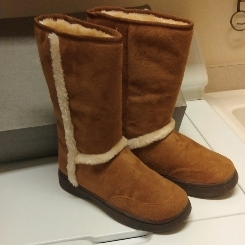 NWT Maurice’s boot, light tan, Naomi faux fur size 9
